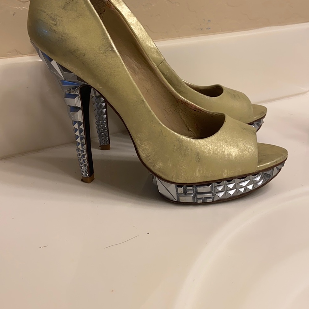 Light green toe out pump